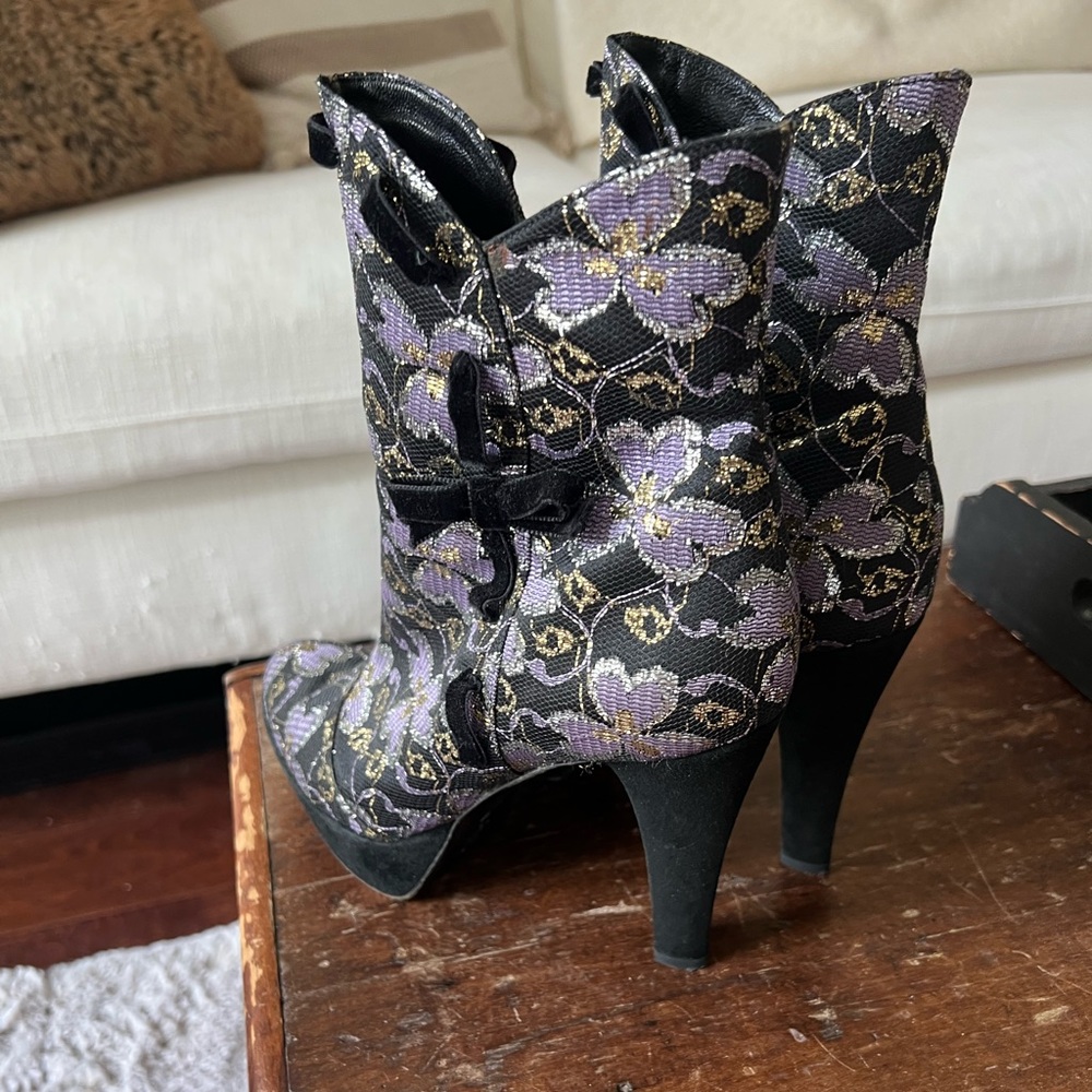 Boots - Picture 4 of 6